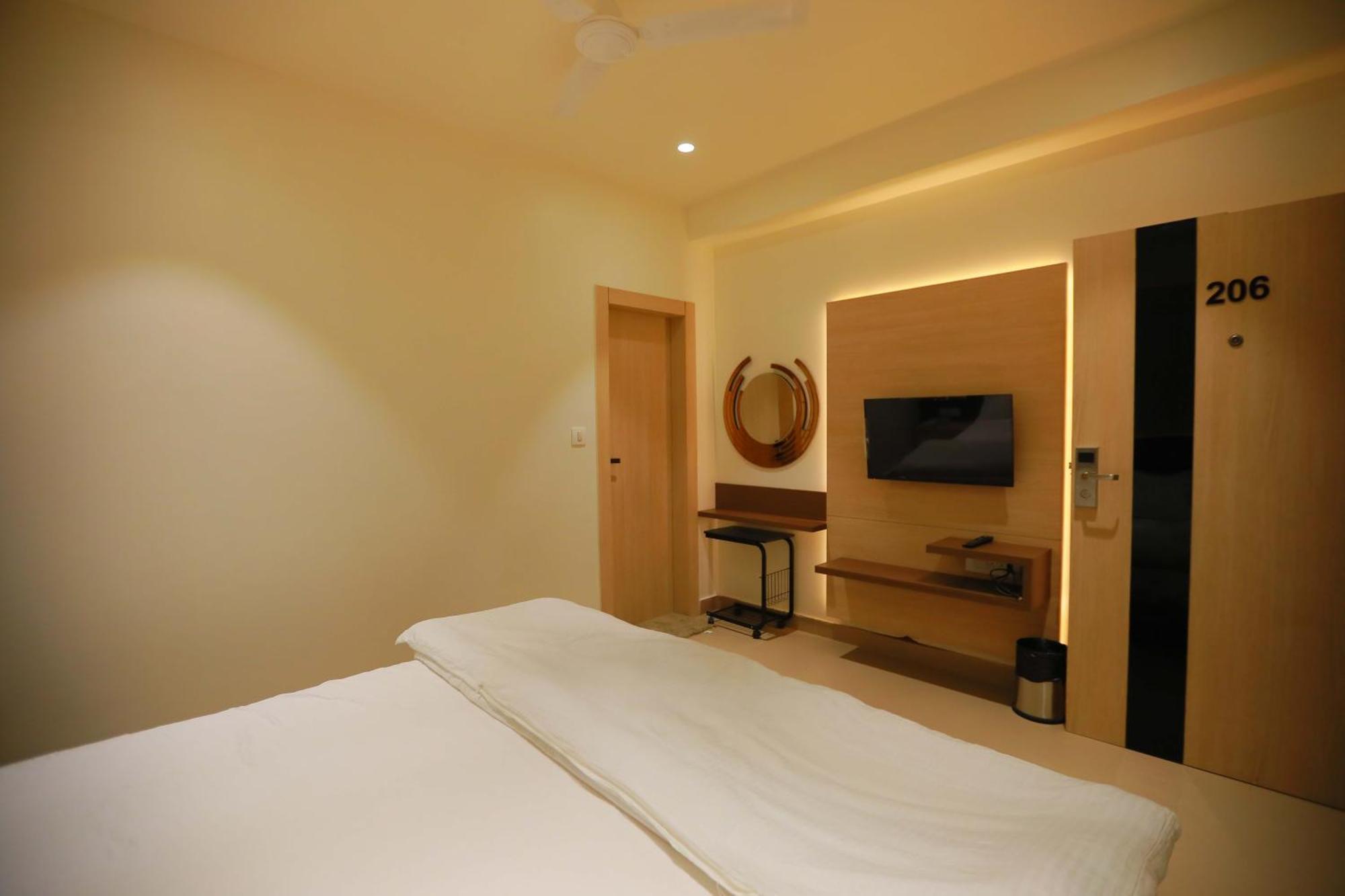 Hotel 16 Delhi  Buitenkant foto
